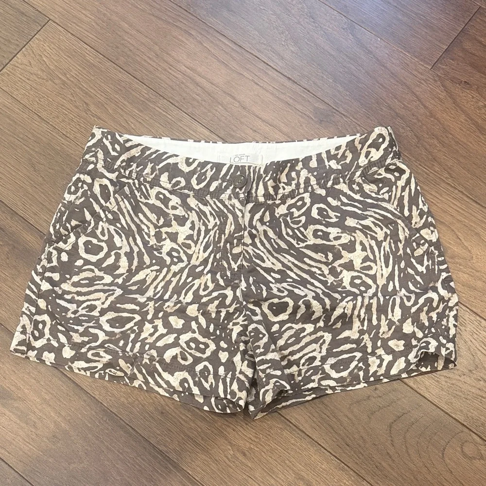 LOFT Animal Print Shorts Size 8 C9-009